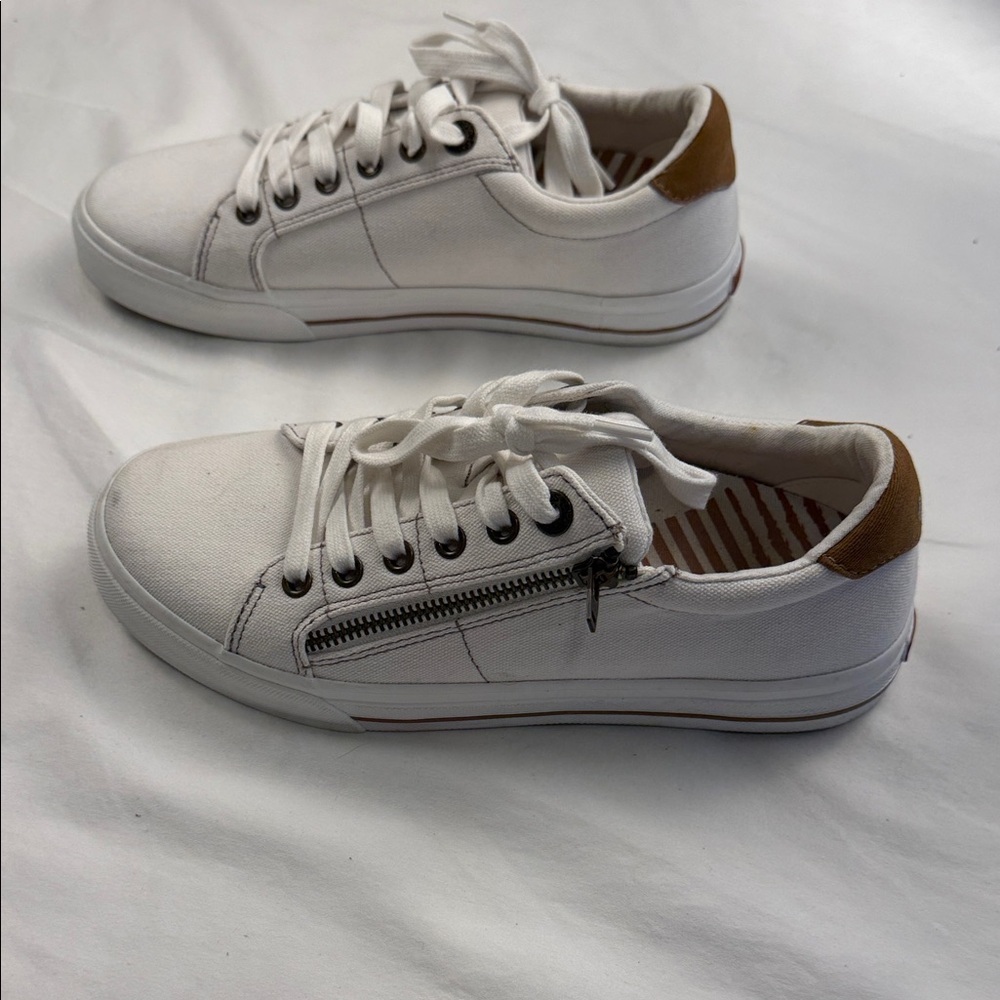 Taos Footwear Classic White Sneakers with Tan Details 7.5W